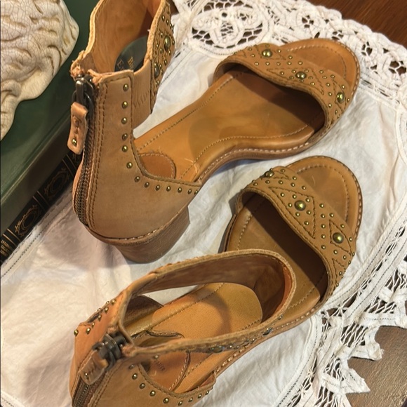 Frye “Brielle” Ankle Strap Studded Tan Sandals - Picture 4 of 9